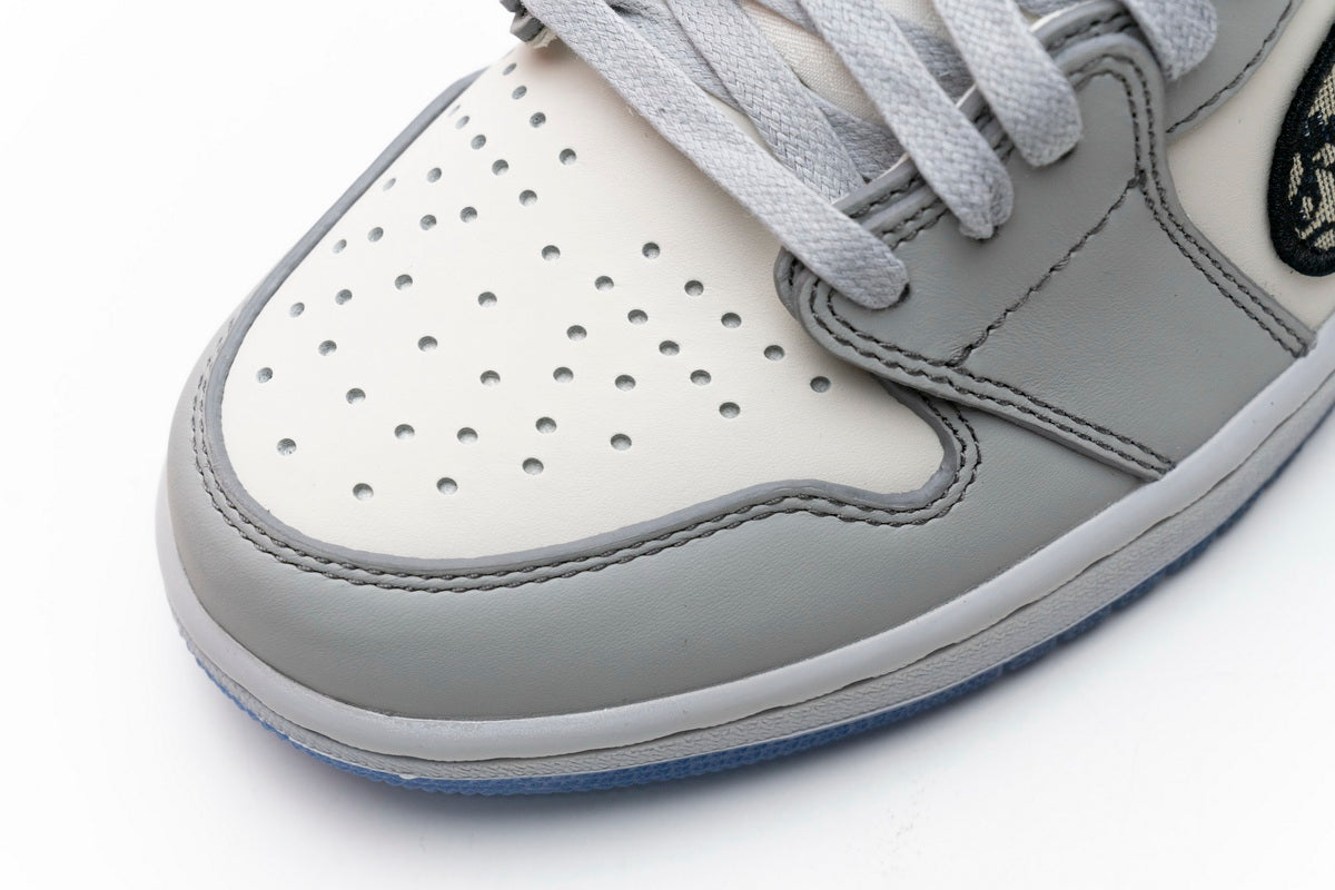 Air Jordan 1 High OG 'White Wolf Grey' - Luxury and Style Combined
