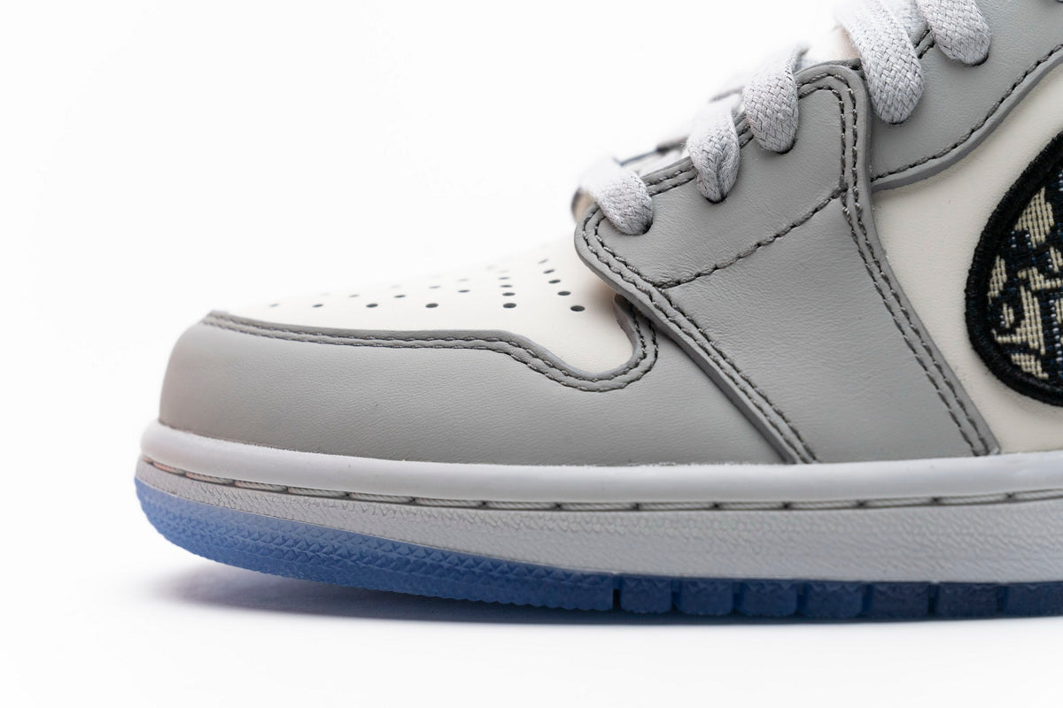 Air Jordan 1 High OG 'White Wolf Grey' - Luxury and Style Combined